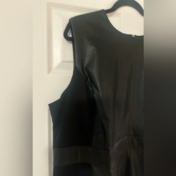 Plus Size SPANX Leather Like Combo Sheath
Stretch Bodycon Dress‎ NWT. Size 3X. - Picture 2 of 5